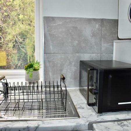 Luxury 2 Bedroom Apartment, Parking, Few Minutes Walk From Wembley Stadium 런던 외부 사진