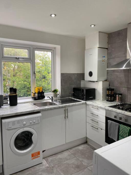 Luxury 2 Bedroom Apartment, Parking, Few Minutes Walk From Wembley Stadium 런던 외부 사진