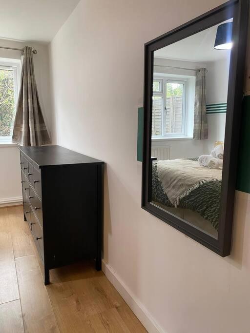 Luxury 2 Bedroom Apartment, Parking, Few Minutes Walk From Wembley Stadium 런던 외부 사진