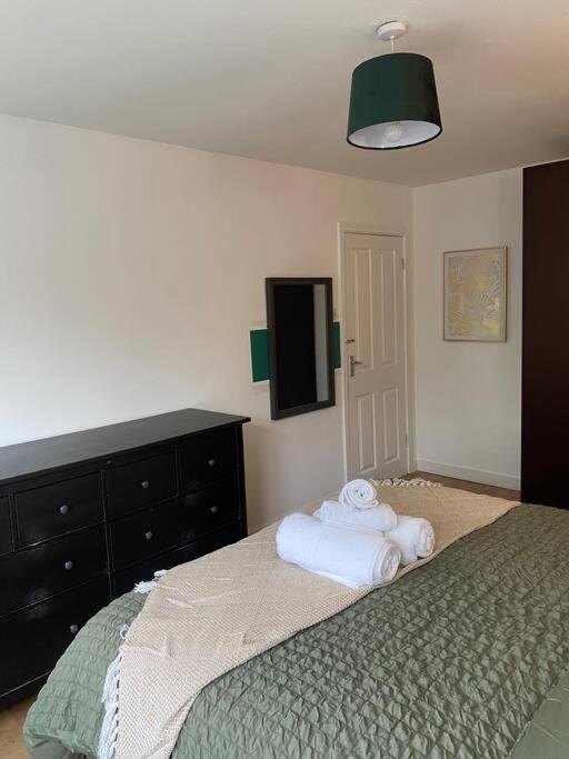 Luxury 2 Bedroom Apartment, Parking, Few Minutes Walk From Wembley Stadium 런던 외부 사진