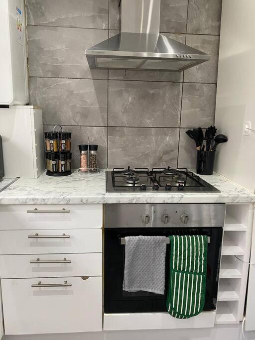 Luxury 2 Bedroom Apartment, Parking, Few Minutes Walk From Wembley Stadium 런던 외부 사진