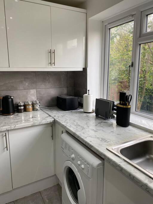 Luxury 2 Bedroom Apartment, Parking, Few Minutes Walk From Wembley Stadium 런던 외부 사진